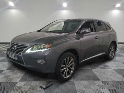 une photo d'un SUV gris garé dans un showroom