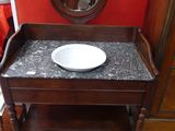 un lavabo et un miroir dans une pièce aux murs rouges