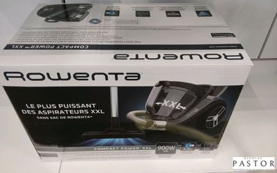 La boîte d'un aspirateur est posée sur le plan de travail.