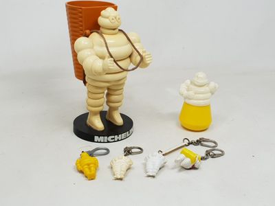 figurine représentant un homme avec un seau de bière et des porte-clés