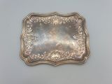 une assiette en argent antique avec un motif décoratif