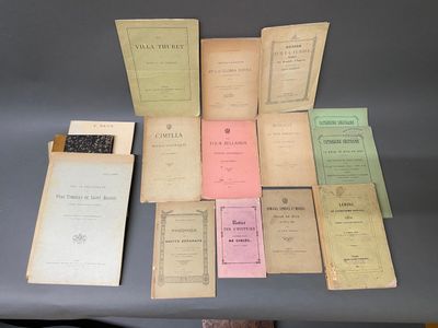 plusieurs vieux livres posés sur une table les uns à côté des autres