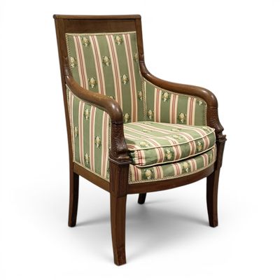 une chaise rembourrée avec un revêtement rayé, rembourrée, rembourrée, rembourrée, rembourrée, rembourrée, rembourrée, rembourrée