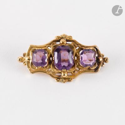 un gros plan d'une bague en or sertie de trois améthystes