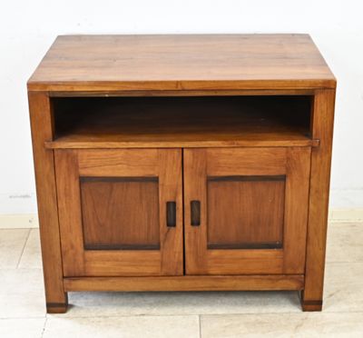 une petite armoire en bois à deux portes