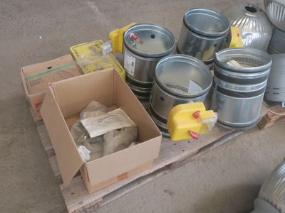 de nombreux seaux et bidons posés sur une palette à côté d'une borne d'incendie