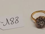 l'image d'une bague en or ornée d'un diamant