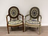 paire de fauteuils de style Louis XVI français, dont les assises sont recouvertes d'une tapisserie bleue et blanche
