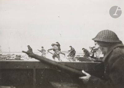 un homme tenant un fusil devant un groupe de soldats