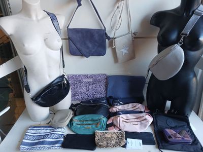 un mannequin sur lequel sont accrochés de nombreux vêtements