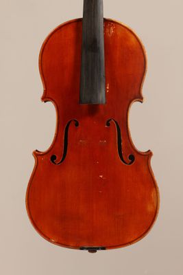 un vieux violon sur un support sur fond blanc