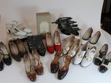 Plusieurs paires de chaussures pour femmes sont alignées sur une table