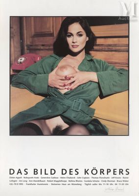 une publicité pour un magazine montrant une femme tenant un bébé dans ses bras