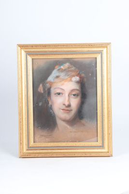 portrait d'une femme dans un cadre doré, avec une fleur dans les cheveux