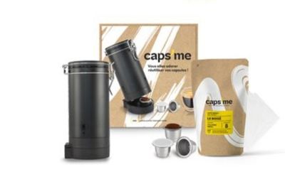 une image représentant une cafetière et une tasse de café
