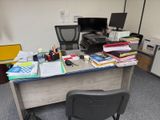 un bureau avec une chaise et un ordinateur dessus