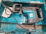 une boîte à outils bleue contenant un marteau et d'autres outils