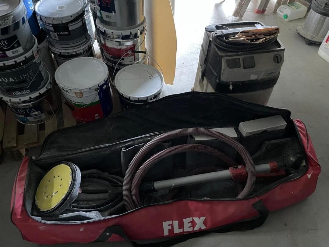 Une girafe de marque FLEX avec son aspirateur de marque FEST…