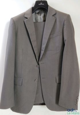 une photo d'un costume suspendu à un cintre