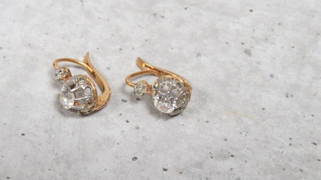 Paire de dormeuses, deux ors 750‰, serties d’un diamant taille an...