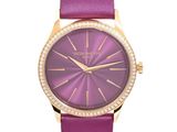 La montre est violette et dorée, avec des diamants sur le cadran.