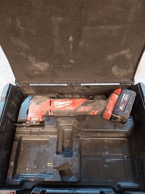 une boîte à outils contenant des outils, posée sur le sol