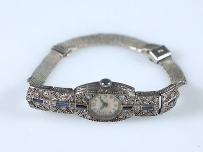 une image représentant une montre-bracelet pour femme sertie de diamants et de saphirs