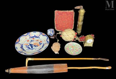 un grand nombre d'objets posés sur une table