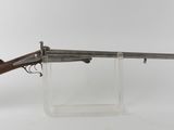 un vieux pistolet avec une crosse en bois, posé sur un socle transparent