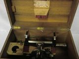 une boîte en bois contenant une machine à coudre