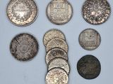 plusieurs pièces de monnaie sont disposées en ligne sur une surface blanche