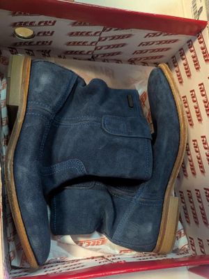 une boîte contenant une paire de chaussures