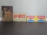trois boîtes d'Air Wick et une boîte de Chamex posées sur une table