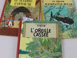 trois livres pour enfants posés sur une table blanche