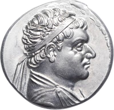 a close up of a coin with a man ' s head on it