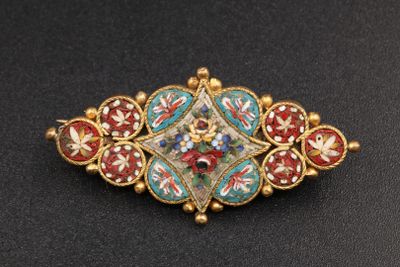 Broche en laiton doré formant un cartouche polylobé de micro…