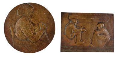 deux plaques en bronze représentant un homme et une femme à cheval