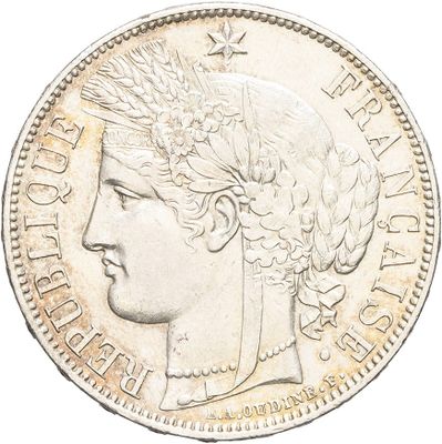gros plan d'une pièce de monnaie sur laquelle figure une tête de femme
