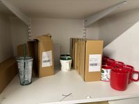 Petit lot de tasses et divers (dans le placard étage) (photo 2)