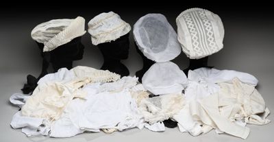 de nombreux types de chapeaux posés sur une table