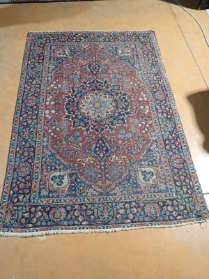 Tapis noué main, motif floral au centre, 185x133 cm (usures)