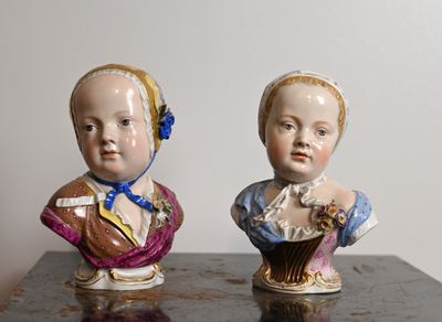 Lot de deux sujets en porcelaine polychrome représentant des…