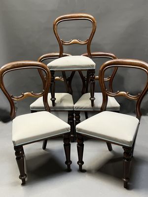 LOT de CINQ CHAISES en acajou et placage d'acajou, dossier à…