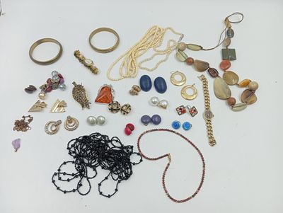 de nombreux types de bijoux sur la table