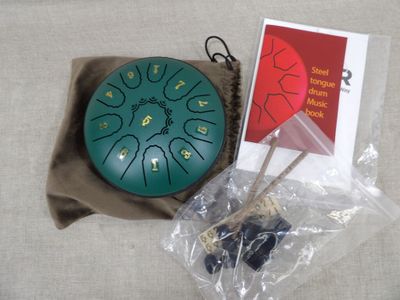 un sac contenant une horloge, posé sur une table