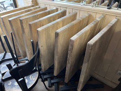 plusieurs pièces de bois sont empilées dans une pièce