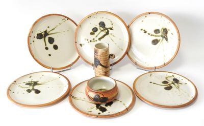 six assiettes ornées de motifs différents, posées sur un fond blanc