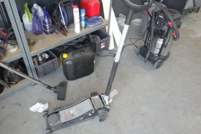 un scooter posé par terre à côté d'un vélo