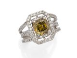 une bague sertie d'un diamant jaune et de diamants