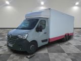 une photo d'une camionnette blanche avec une bande rouge sur le côté